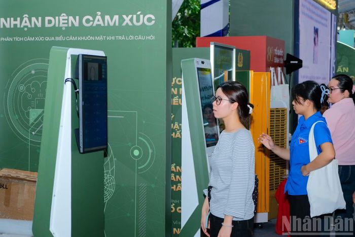 Với cách tiếp cận mới, kết hợp giữa lịch sử, công nghệ và trải nghiệm thực tế, Triển lãm “Tổ quốc bình yên” không chỉ là nơi giới thiệu những thành tựu, chiến công của lực lượng Công an nhân dân mà còn trở thành không gian kết nối hiệu quả giữa lực lượng Công an với nhân dân. Sau ba ngày đầu tiên, sức lan tỏa của sự kiện cho thấy nhu cầu ngày càng lớn của cộng đồng đối với các hoạt động giáo dục an ninh hiện đại, góp phần nâng cao nhận thức và trách nhiệm của mỗi công dân trong công cuộc bảo vệ bình yên Tổ quốc trên cả không gian thực và không gian mạng.