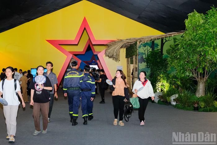 Ngay trong 3 ngày đầu, không gian triển lãm đã ghi nhận lượng lớn khách tham quan thuộc nhiều nhóm đối tượng khác nhau, từ học sinh, sinh viên đến người cao tuổi và khách quốc tế.