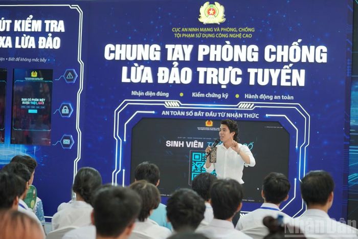 Điểm nhấn nổi bật của triển lãm là khu vực “Bức tường An ninh mạng”, nơi người dân được trực tiếp tiếp cận những nguy cơ an ninh trên không gian số đang hiện hữu trong đời sống hằng ngày.
