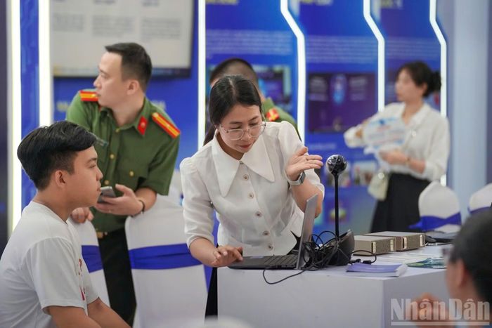 Các mô hình mô phỏng thủ đoạn lừa đảo Deepfake, hình thức chiếm đoạt tài sản trực tuyến hay các giải pháp bảo vệ dữ liệu cá nhân đã thu hút sự quan tâm đặc biệt của đông đảo khách tham quan, nhất là giới trẻ.