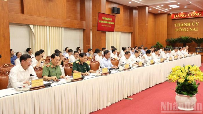 Đại diện lãnh đạo các ban, bộ, ngành của Chính phủ dự cuộc làm việc.