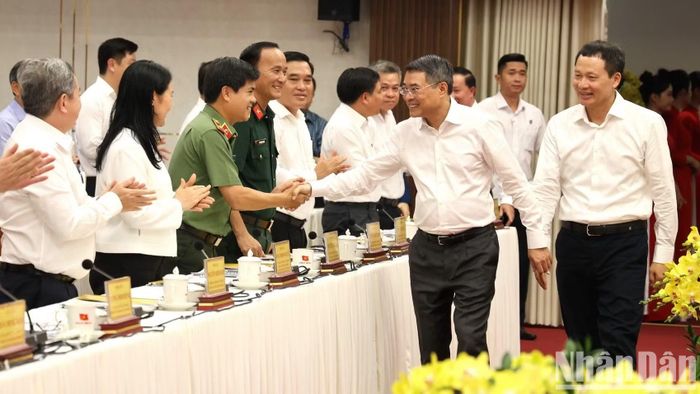 Thủ tướng Lê Minh Hưng với các đồng chí lãnh đạo thành phố Đồng Nai.
