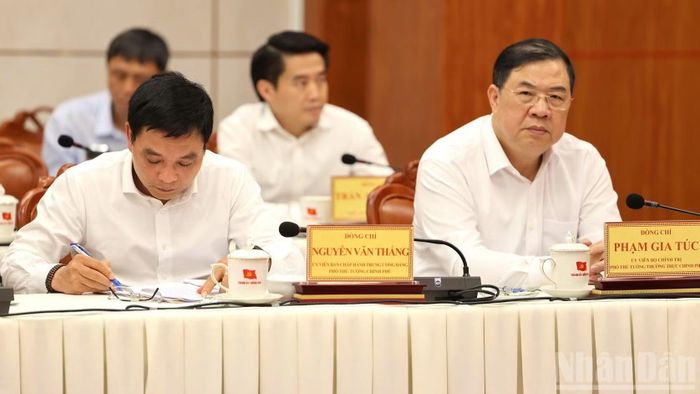 Đồng chí Phạm Gia Túc, Ủy viên Bộ Chính trị, Phó Thủ tướng Thường trực Chính phủ và đồng chí Nguyễn Văn Thắng, Ủy viên Trung ương Đảng, Phó Thủ tướng Chính phủ cùng dự cuộc làm việc.