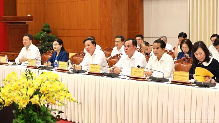 Các đồng chí trong Thường trực Thành ủy Đồng Nai (ngồi hàng đầu) và đại biểu.
