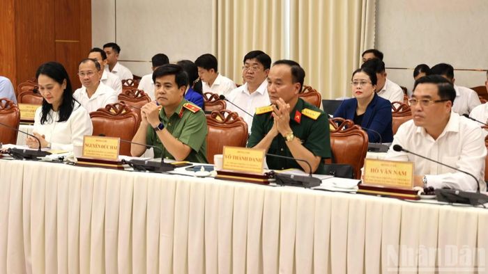 Các đồng chí trong Ban Thường vụ Thành ủy Đồng Nai và đại biểu dự cuộc làm việc.