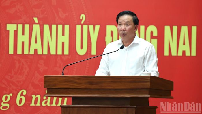 Phó Bí thư Thành ủy, Chủ tịch Ủy ban nhân dân thành phố Đồng Nai Nguyễn Văn Út báo cáo tại cuộc làm việc.