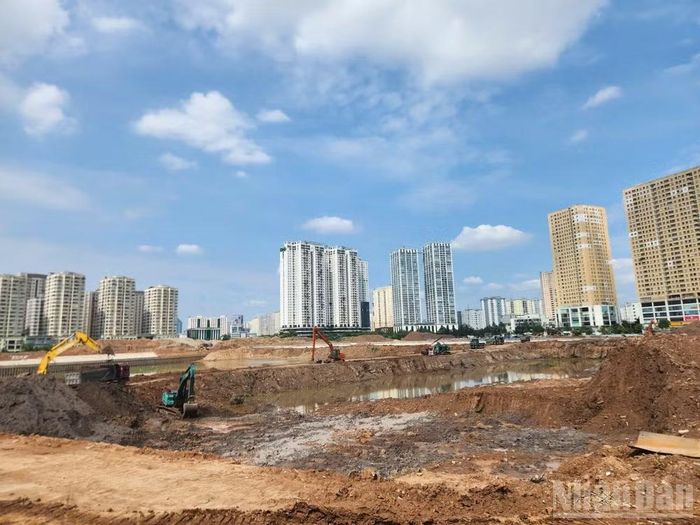 Công trường thi công hồ điều hòa Mễ Trì hết sức sôi động, quyết liệt dù thời tiết những ngày đầu tháng 6 nắng nóng, oi bức.