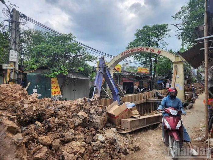 Đơn vị thi công những đoạn cống cuối cùng tại dự án hồ điều hòa Phú Đô.