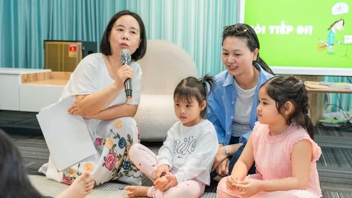 Phụ huynh và các em nhỏ cùng đọc, cùng chơi tại Góc đọc của Nhà xuất bản Kim Đồng.