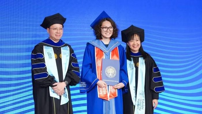 Trường đại học Fulbright Việt Nam trao bằng tốt nghiệp cho tân cử nhân.