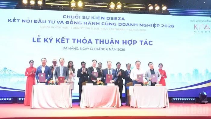 Các doanh nghiệp ký kết thỏa thuận hợp tác. (Ảnh: ANH ĐÀO)