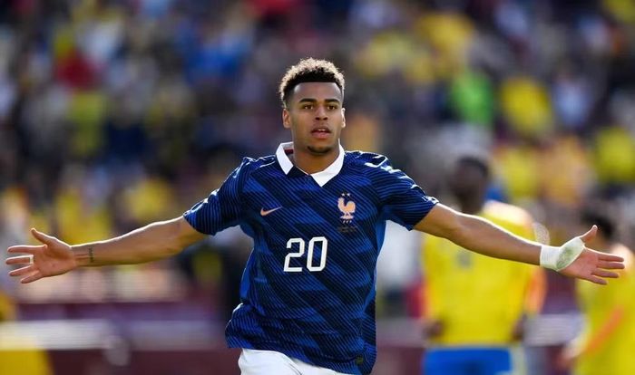 Tiền vệ Desire Doue trong màu áo đội tuyển Pháp. (Ảnh: FIFA)