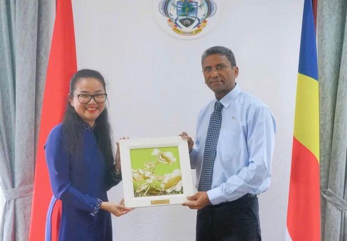 Đại sứ Trần Thị Thu Thìn và Bộ trưởng Ngoại giao và Kiều dân Cộng hòa Seychelles Barry Faure.
