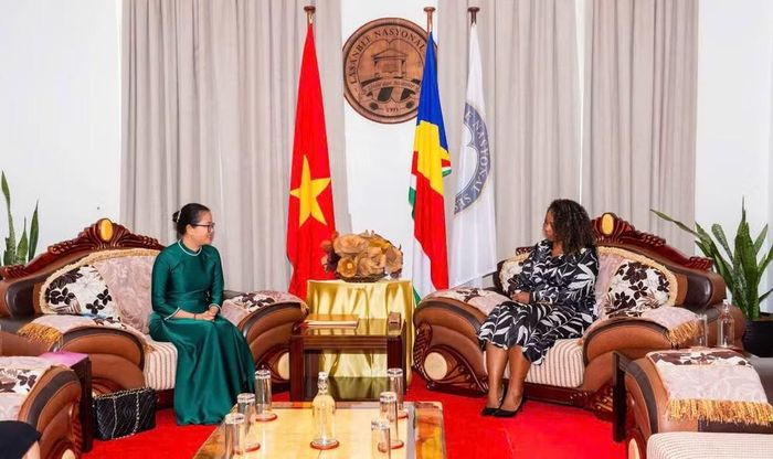 Đại sứ Trần Thị Thu Thìn chào xã giao Chủ tịch Quốc hội Cộng hòa Seychelles Azarel Ernesta.