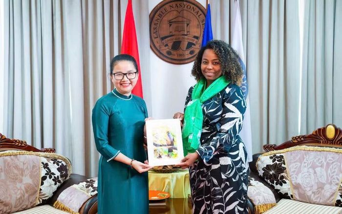 Chủ tịch Quốc hội Cộng hòa Seychelles Azarel Ernesta trao quà kỷ niệm tặng Đại sứ Trần Thị Thu Thìn.