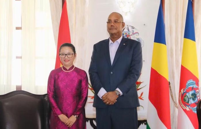 Đại sứ Trần Thị Thu Thìn và Tổng thống Cộng hòa Seychelles Patrick Herminie.
