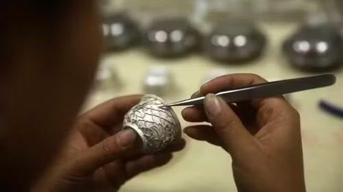 Một nghệ nhân chế tác đồ thủ công bạc trang trí chiếc chén bạc đựng rượu tại huyện Đan Trại, tỉnh Quý Châu, tây nam Trung Quốc, ngày 10/1/2019. (Ảnh: Tân Hoa xã)