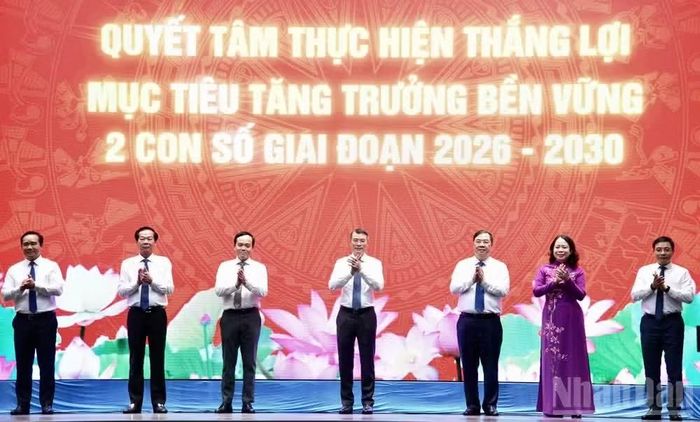 Thủ tướng Lê Minh Hưng và các đồng chí lãnh đạo tại Lễ phát động Phong trào thi đua quyết tâm thực hiện thắng lợi mục tiêu tăng trưởng bền vững 2 con số giai đoạn 2026-2030. (Ảnh: Thanh Giang)