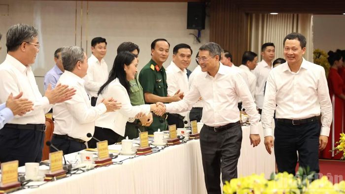 Thủ tướng Lê Minh Hưng với các đồng chí lãnh đạo thành phố Đồng Nai.