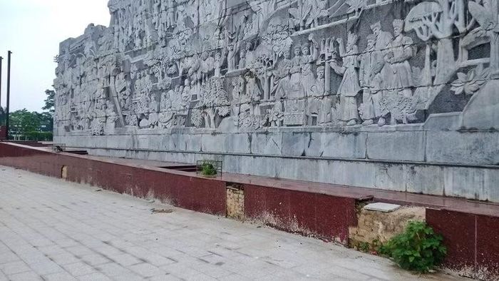 Mặt sau quảng trường cũng đang hư hỏng.
