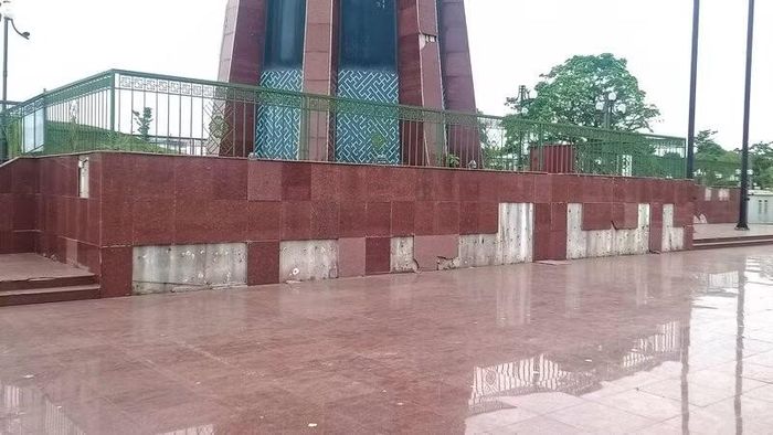 Khu vực chân kỳ đài không còn nguyên vẹn.