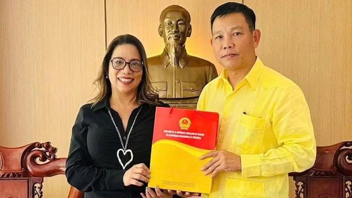 Đại sứ Vũ Trung Mỹ trao quà kỷ niệm tặng Ủy viên Bộ Chính trị phụ trách đối ngoại Đảng Xã hội chủ nghĩa Thống nhất Venezuela Tania Diaz.