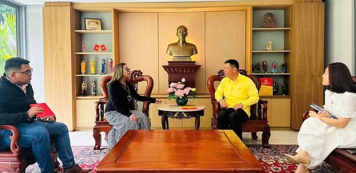 Quang cảnh buổi tiếp và làm việc giữa Đại sứ Vũ Trung Mỹ và Ủy viên Bộ Chính trị phụ trách đối ngoại Đảng Xã hội chủ nghĩa Thống nhất Venezuela Tania Diaz.