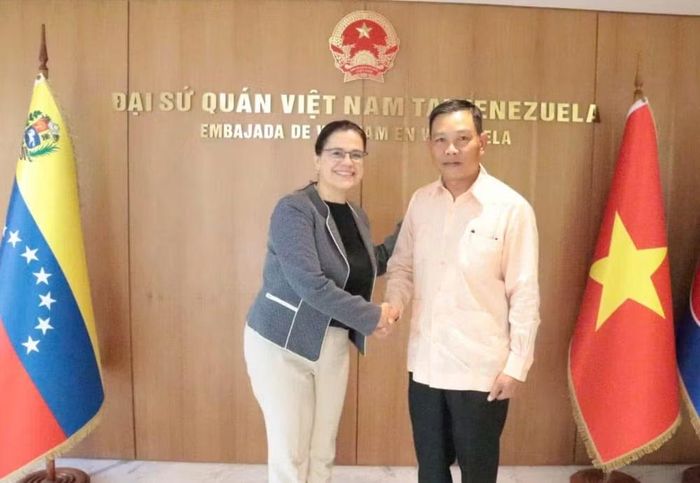 Đại sứ Vũ Trung Mỹ và bà Blanca Eekhout, Ủy viên Ban Chấp hành Trung ương Đảng Xã hội chủ nghĩa Thống nhất Venezuela cầm quyền, Chủ nhiệm Ủy ban Phát triển cộng đồng của Quốc hội.