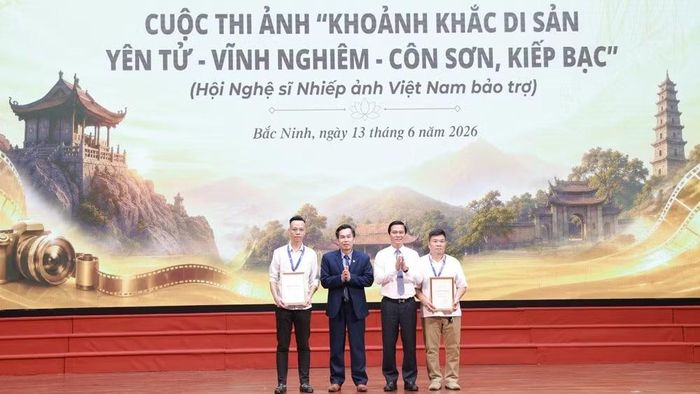 Trao giải Nhì cho 2 tác giả Nguyễn Mạnh Hiển và Lê Ngọc Huy.