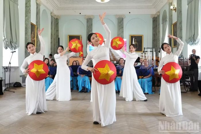 Sinh viên Việt Nam biểu diễn tại thành phố Saint Petersburg năm 2025. (Ảnh: XUÂN HƯNG)