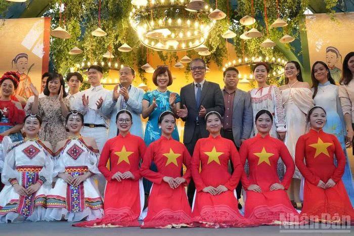 Đại sứ Việt Nam tại Nga Đặng Minh Khôi cùng phu nhân chụp ảnh lưu niệm tại Lễ hội Văn hóa Việt Nam 2025 tại thủ đô Moskva. (Ảnh: XUÂN HƯNG)