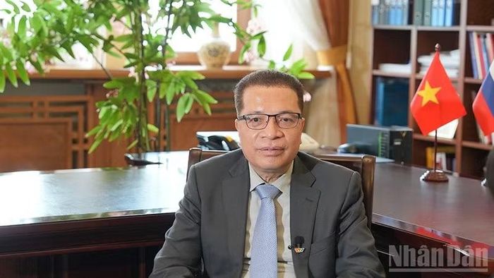 Đại sứ Việt Nam tại Liên bang Nga Đặng Minh Khôi trả lời phỏng vấn phóng viên Báo Nhân Dân thường trú tại Nga. (Ảnh: XUÂN HƯNG)