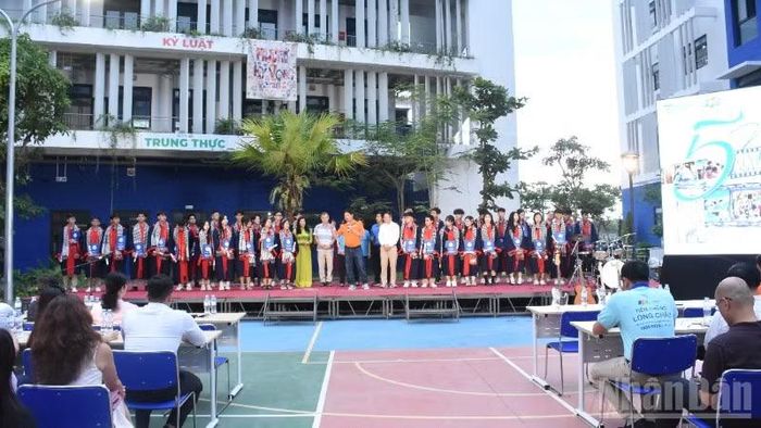 Xúc động lễ trưởng thành dành cho học sinh lớp 12 của Trường Hy Vọng. (Ảnh: ANH ĐÀO)