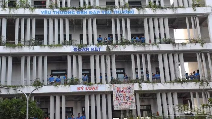 Các em học sinh khối 12 với bức tranh "Rực rỡ hy vọng" dành tặng thầy cô giáo và những tấm lòng đã và đang đồng hành cùng các em. (Ảnh: ANH ĐÀO)