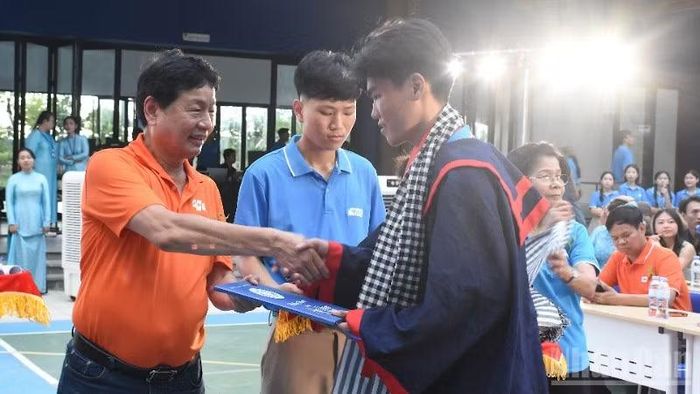 Khoảnh khắc các em học sinh lớp 12 Trường Hy Vọng làm lễ trưởng thành. (Ảnh: ANH ĐÀO)