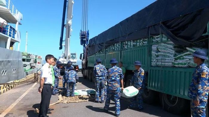 Cán bộ, chiến sĩ vùng 4 vận chuyển vật tư, cây giống. (Ảnh: CTV)