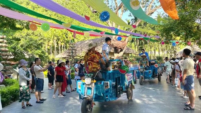 Không gian lễ hội được trang trí bắt mắt, tạo điểm nhấn thu hút du khách.