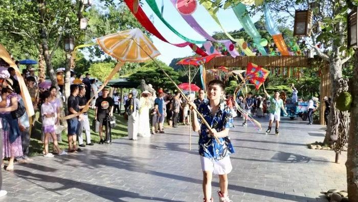 Các màn trình diễn carnival rực rỡ sắc màu, nghệ sĩ tương tác và nhiều điểm check-in mang đậm không khí mùa hè.