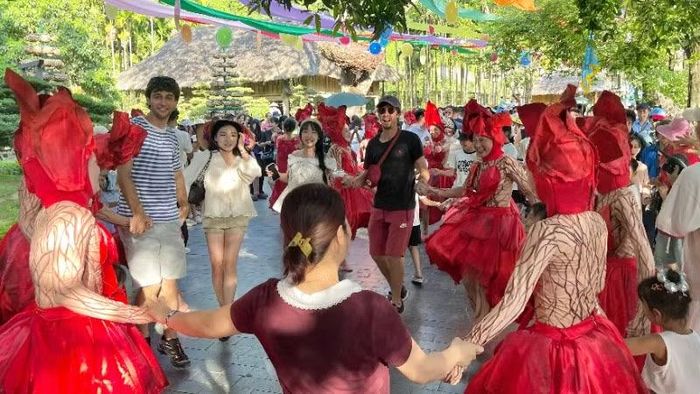 Du khách quốc tế thích thú, hòa mình cùng các hoạt động của chương trình.