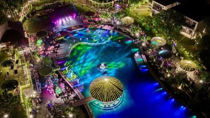 Phân khu Tropical Pool Club mang đến một dạ tiệc ánh sáng và nước đầy sôi động, hấp dẫn.