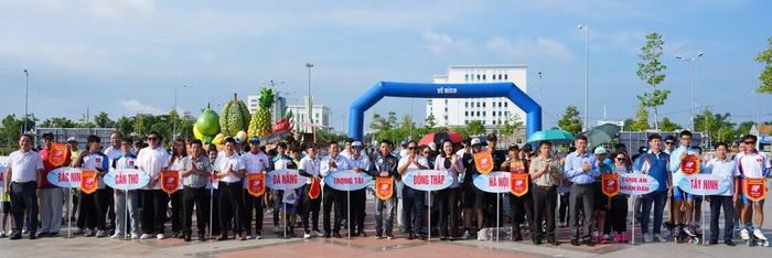 Ban tổ chức tặng cờ cho các đoàn tham dự tại lễ khai mạc.