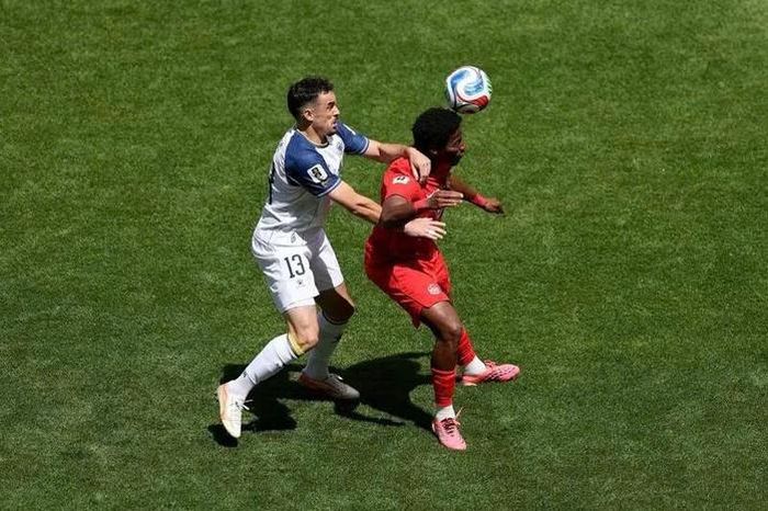 Bosnia (trái) đã có trận đấu tốt trong ngày trở lại World Cup sau 12 năm