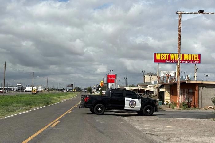 Xe cảnh sát phong tỏa một tuyến đường gần hiện trường vụ xả súng ở TP Midland, bang Texas. Ảnh: AP