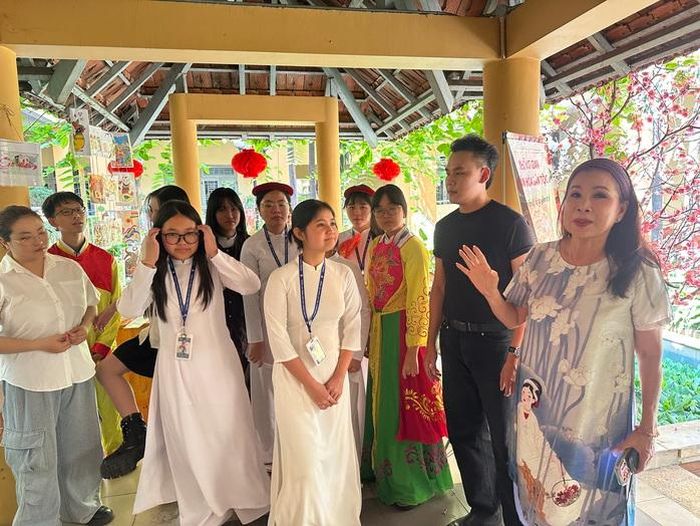 NSND Kim Xuân (bìa phải) giao lưu với học sinh Trường THPT Tây Thạnh