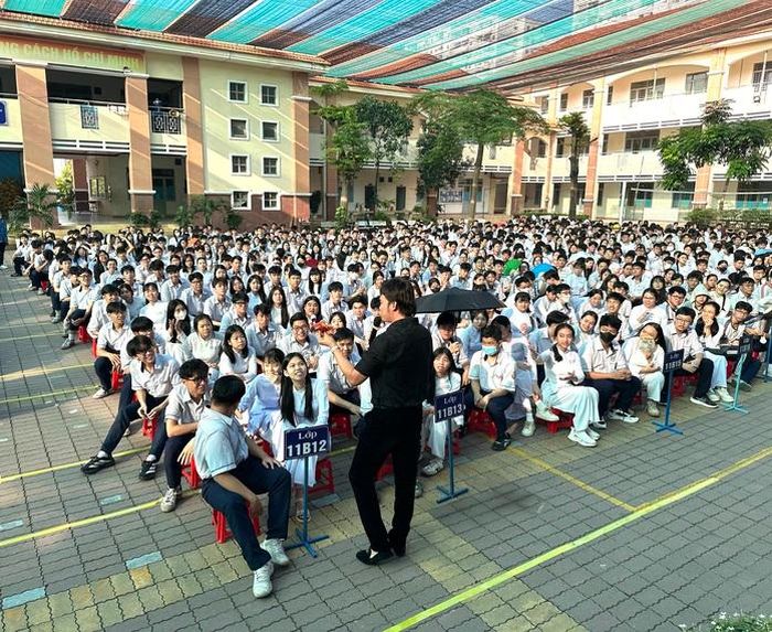 NSƯT Kim Tiểu Long biểu diễn trong chương trình Sân khấu học đường, quảng bá những tác phẩm viết về TP mang tên Bác