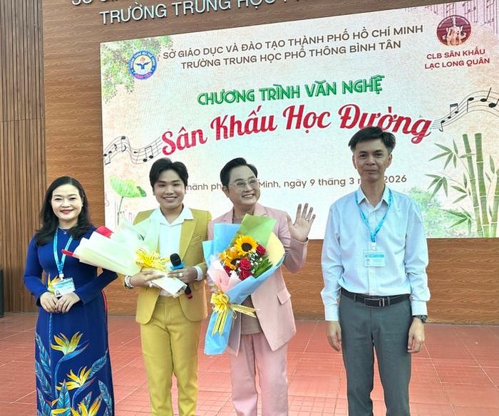 Nghệ sĩ Hoàng Thanh, ca ái Đông Quân biểu diễn những sáng tác về TP mang tên Bác trong chương trình Sân khấu học đường