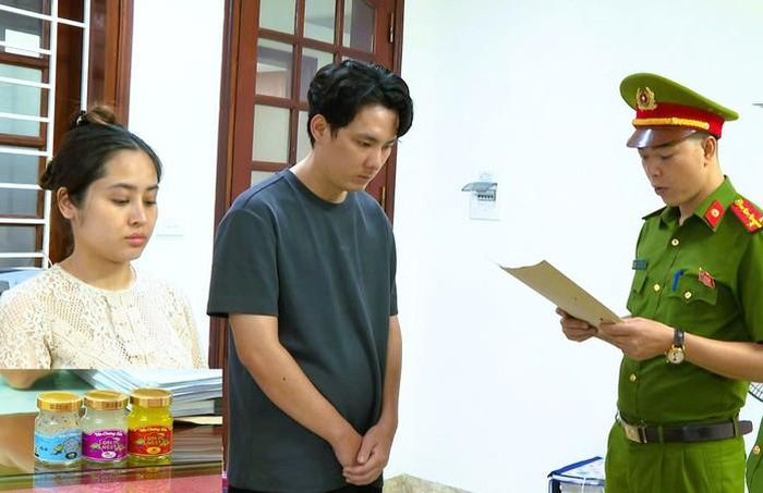 Công an thi hành quyết định khởi tố vụ án, khởi tố bị can đối với Vũ Thùy Trang và Trương Thoại Vinh trong đường dây buôn bán yến sào giả. Ảnh: Công an Thanh Hóa