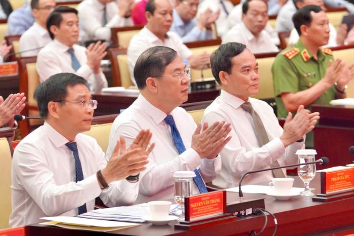 Bí thư Thành ủy TPHCM Trần Lưu Quang, Phó Thủ tướng Phạm Gia Túc; Phó Thủ tướng Nguyễn Văn Thắng (từ phải sang) dự lễ phát động thi đua