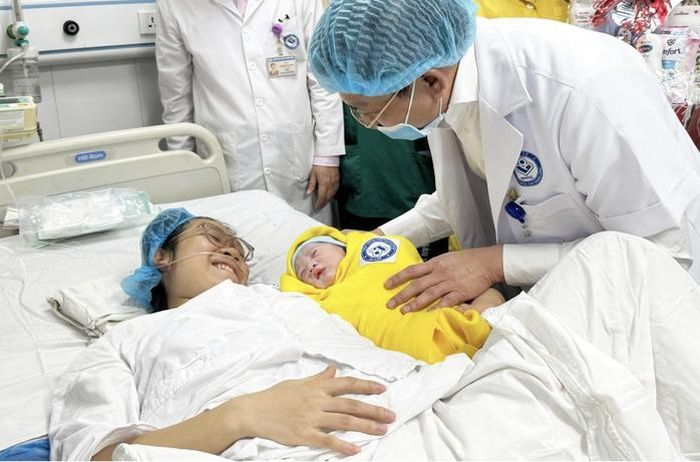 Sản phụ và em bé được nhân viên y tế chúc mừng sau ca sinh. Ảnh: Thanh Hương
