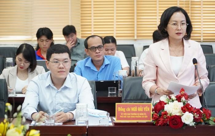 Bà Ngô Hải Yến, Phó Chủ tịch UBND phường Sài Gòn, đóng góp ý kiến